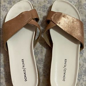 Donald Pliner Rose Gold leather thong sandals